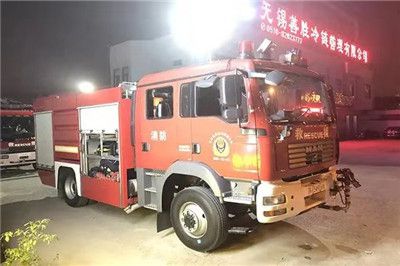 江苏无锡高架桥发生侧翻事故，水罐抢险救援消防车紧急支援