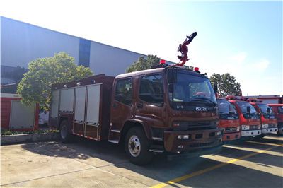 消防车厂家出口一台五十铃6吨泡沫消防车到上海港口