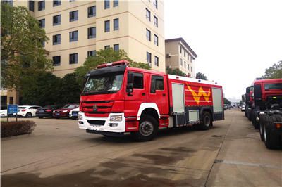 重汽豪沃国五8吨水罐消防车发往河南