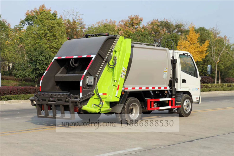 小型压缩垃圾车.jpg